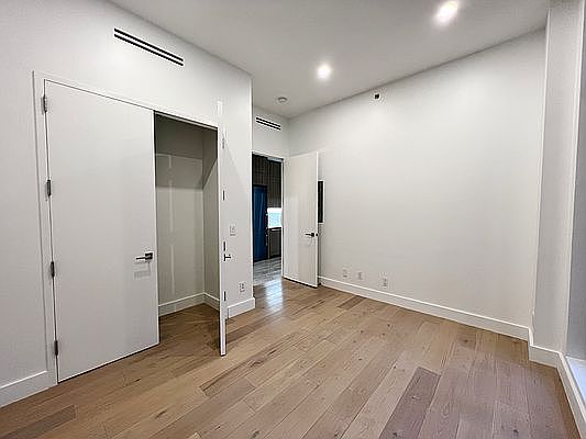 4th image of 249 E 50th St APT 1D