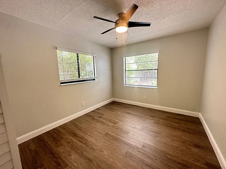 Lakeside Cove Apartments — Photo 4