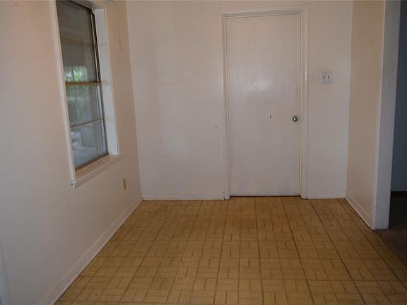 4th image of 2319 Carl Ct