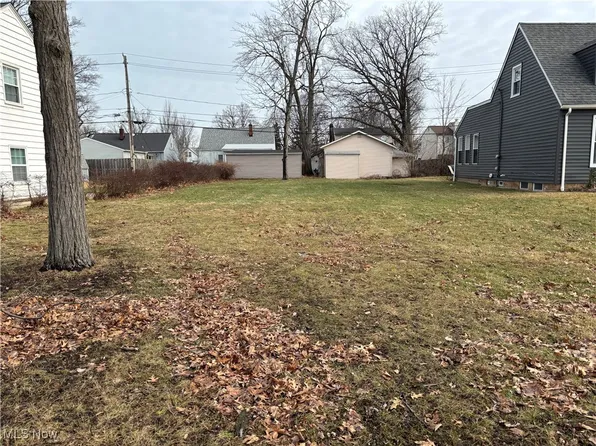 E 293rd St, Willowick, OH 44095
