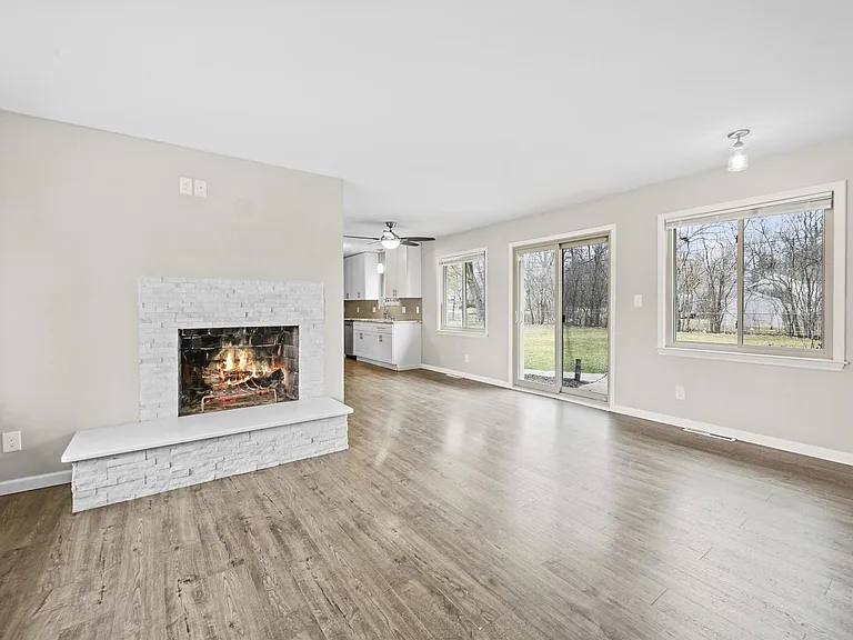 24955 Lakeland St — Photo 5