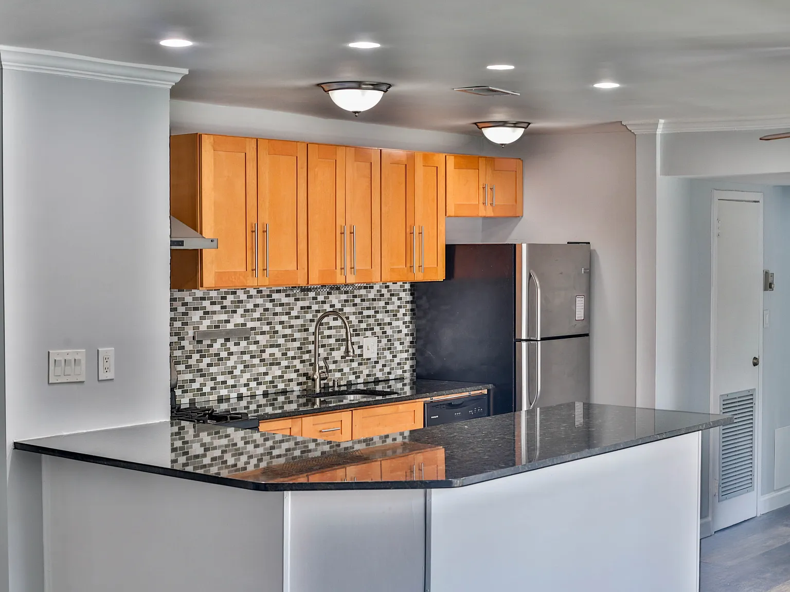 2 bed, 908 sqft, $2,100 — Photo 3