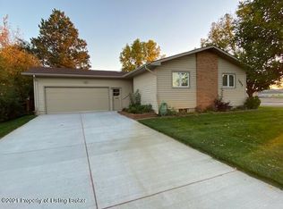 1083 7th St W, Dickinson, ND 58601