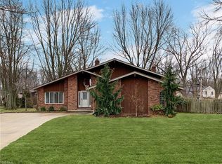6075 Bellevue Dr, North Olmsted, OH 44070
