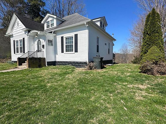 3rd image of 133 E Maple Ave