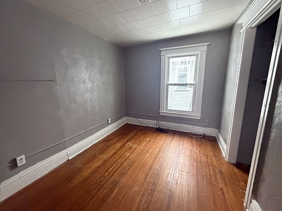 5th image of 195 Parsells Ave