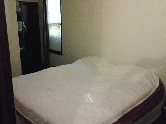 Master bedroom (fits a king)