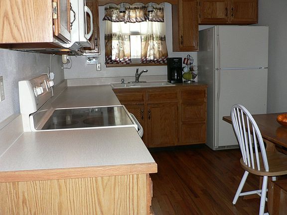 kitchen w/ nook