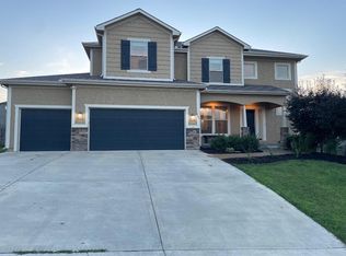 860 Ridge Dr, Lansing, KS 66043