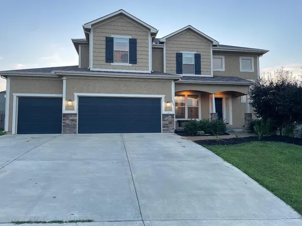 860 Ridge Dr, Lansing, KS 66043