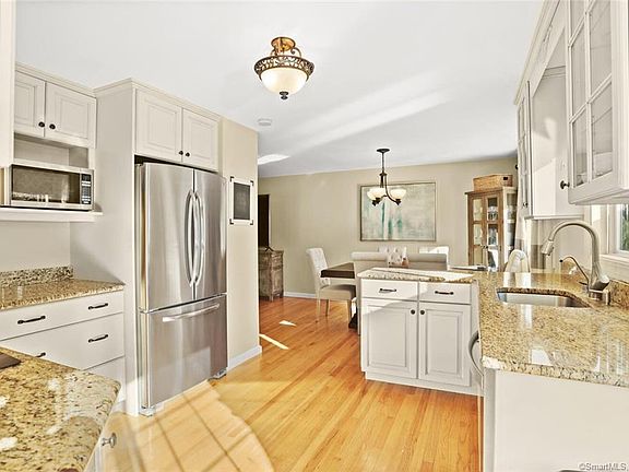 3rd image of 38 New Castle Dr
