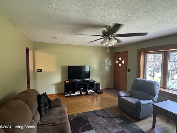 3rd image of 8202 Seaforth Dr