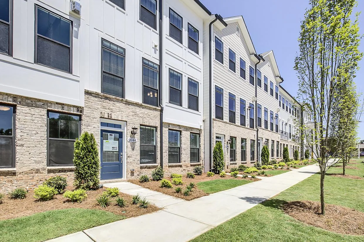2044 Rockledge Rd NE — Photo 3