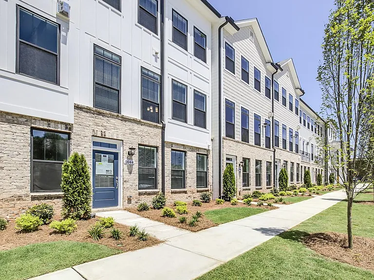 2044 Rockledge Rd NE — Photo 3