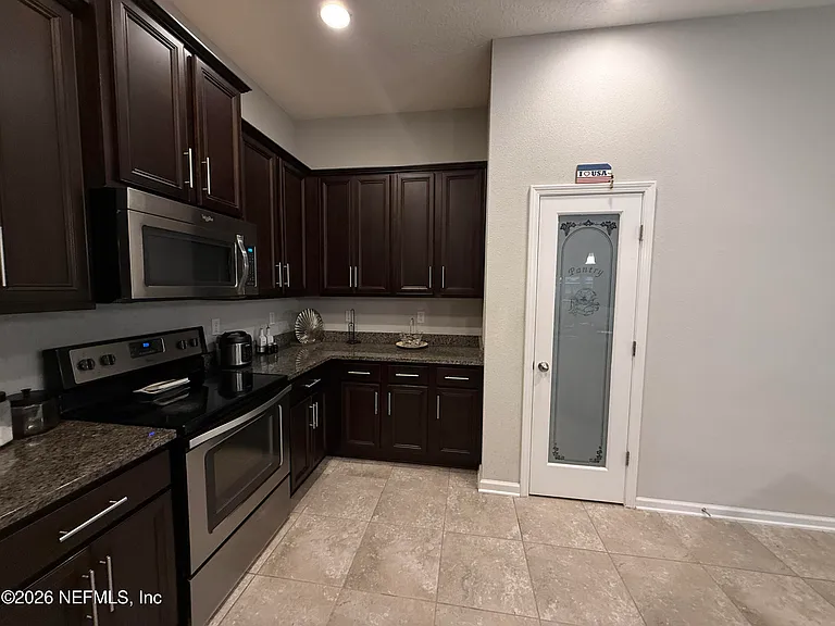 686 Glendale Ln — Photo 16