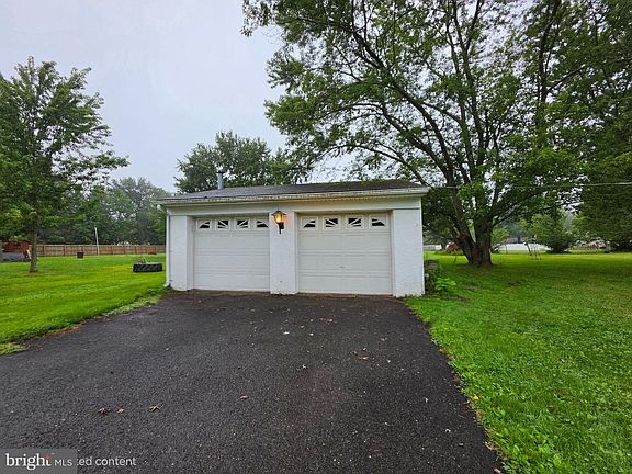 2nd image of 1318 Clymer Rd