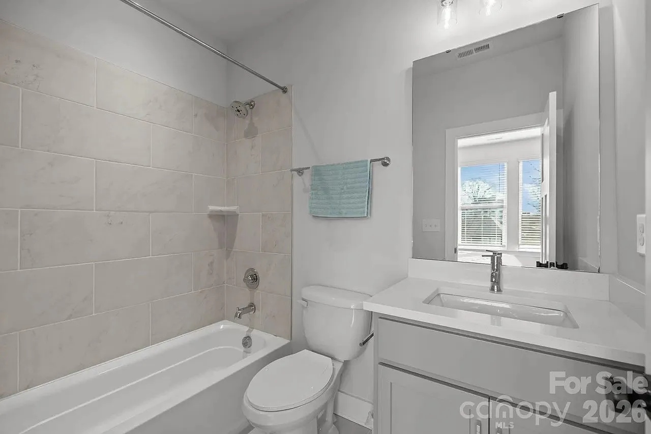 3 bed, 3.5 bath, 1700 sqft, $3,950 — Photo 3