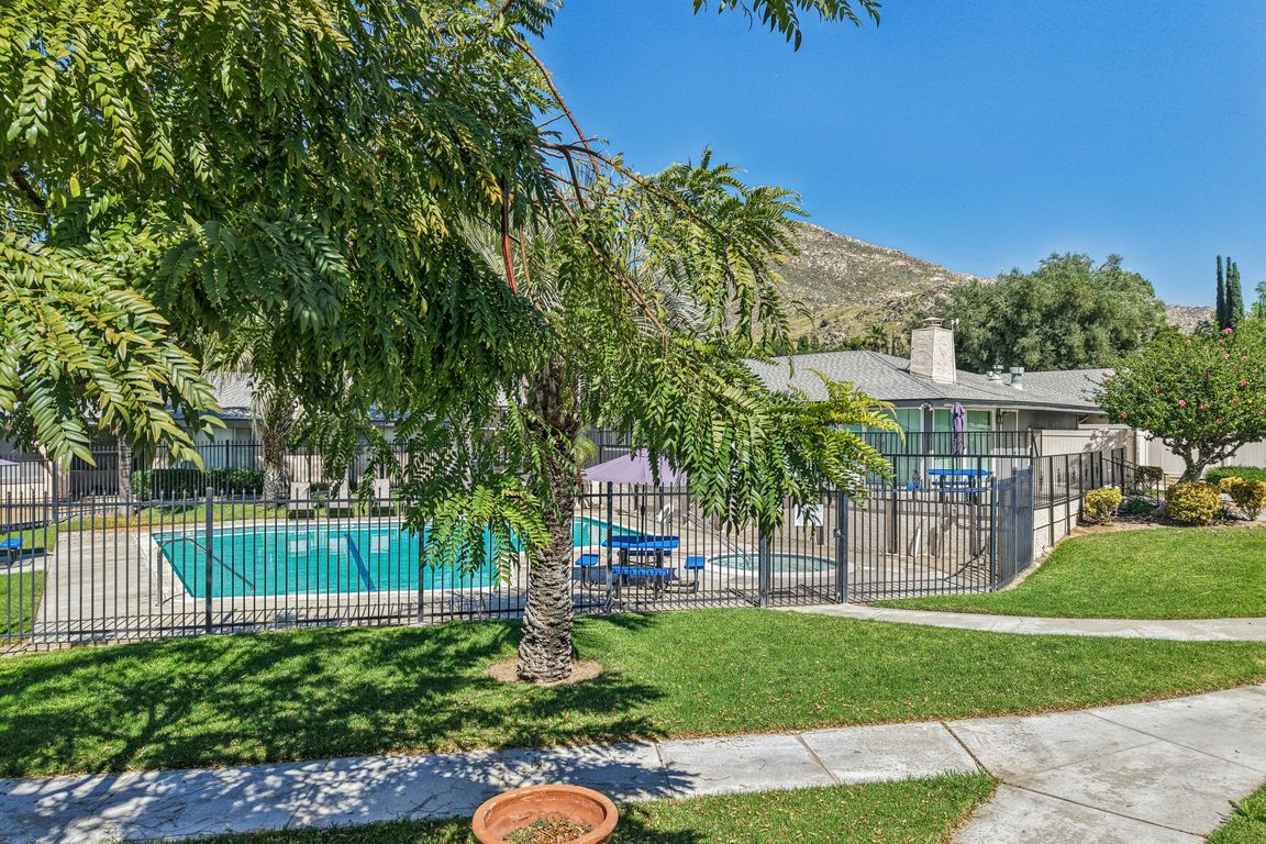 Canyon Crest Dr 68-1903-912.jpg