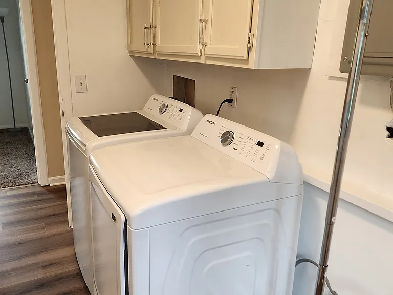 332 N River Rd — Photo 24