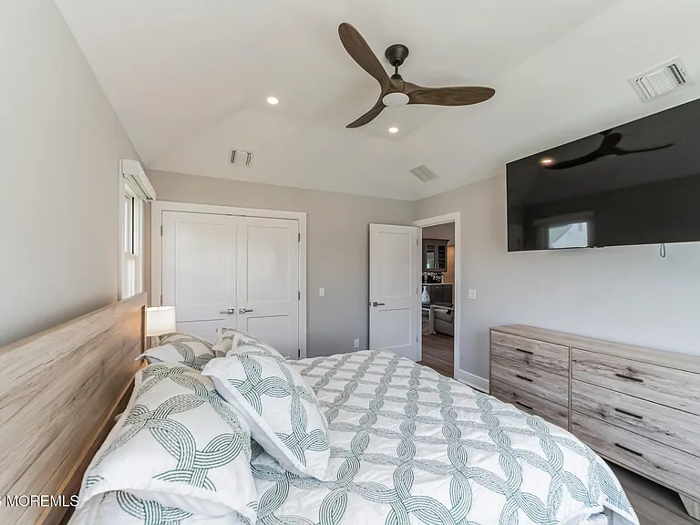 347 Bay Ln — Photo 35