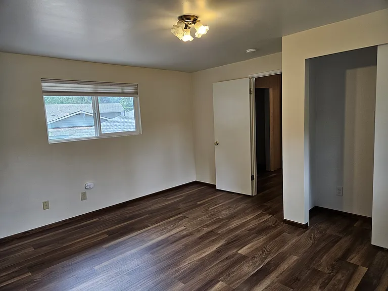 Upstairs E bedroom SW view showing closet