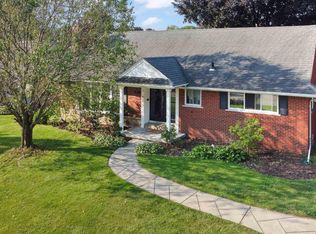 19885 W Doyle Pl, Grosse Pointe Woods, MI 48236