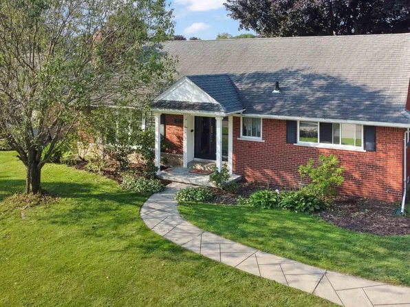 19885 W Doyle Pl, Grosse Pointe Woods, MI 48236