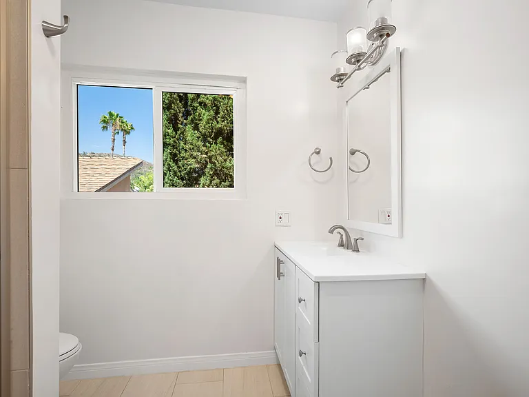 2116 E Chevy Chase Dr #C — Photo 17