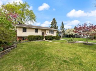 306 Oakwood Rd, Vernon Hills, IL 60061