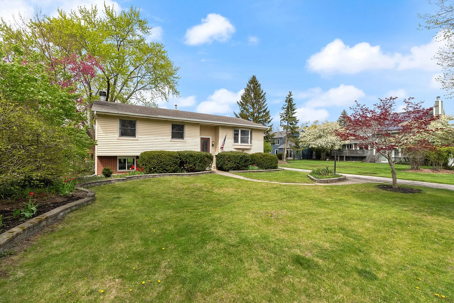 306 Oakwood Rd photo 1
