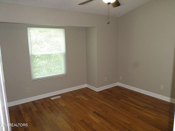 3rd image of 682 Shadywood Ln