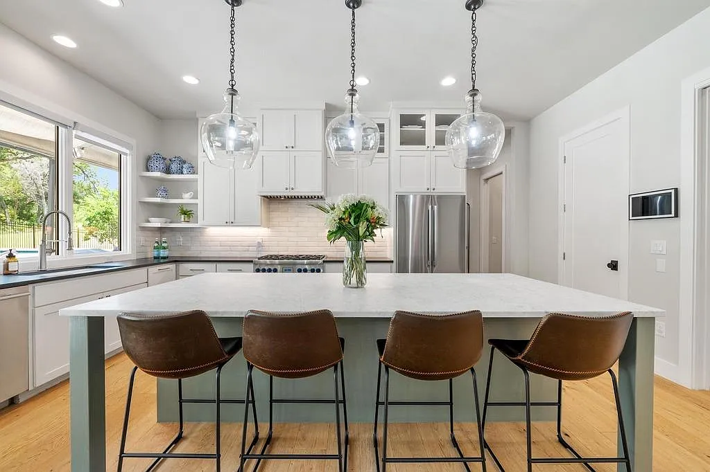 5 bed, 4.5 bath, 3796 sqft, $8,499 — Photo 3