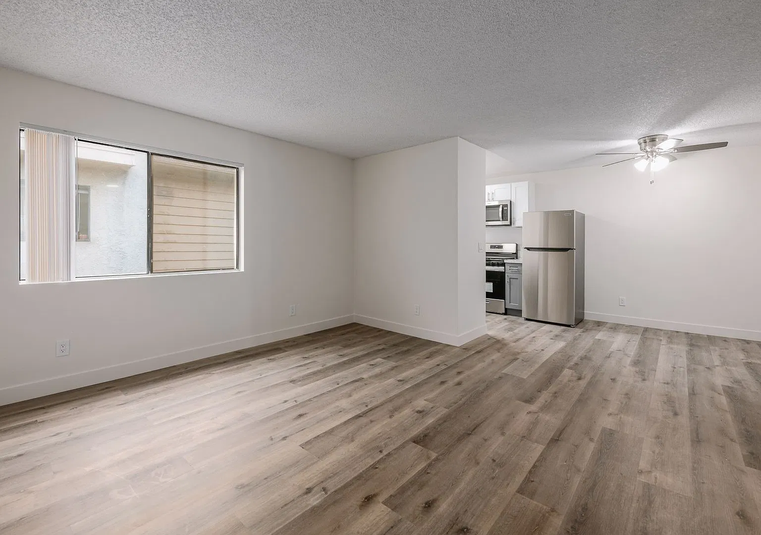 1010-1012 E Acacia Ave — Photo 2