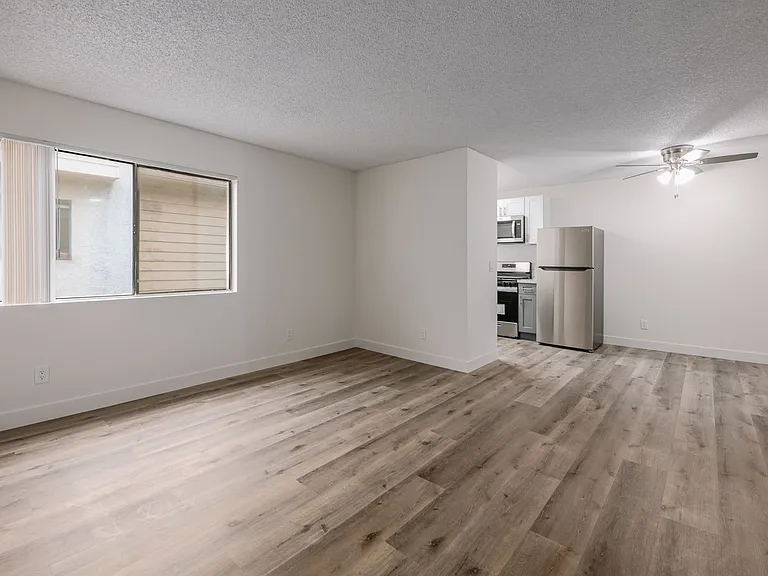 1010 - 1012 E Acacia Ave — Photo 2