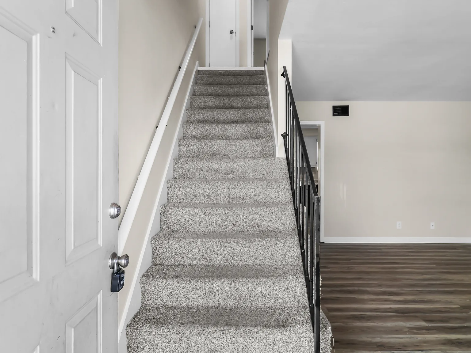2 bed, 1.5 bath, 1000 sqft, $1,050 — Photo 3