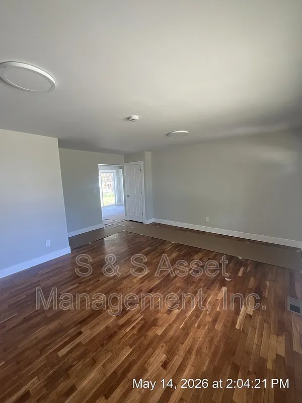 3 bed, 1.5 bath, 1127 sqft, $2,100 — Photo 3