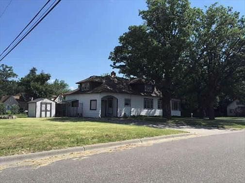 2nd image of 810 1st St SE