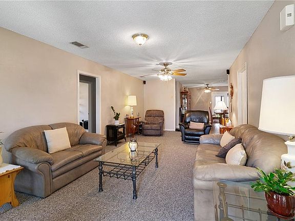 3rd image of 3140 Arbutus Ln