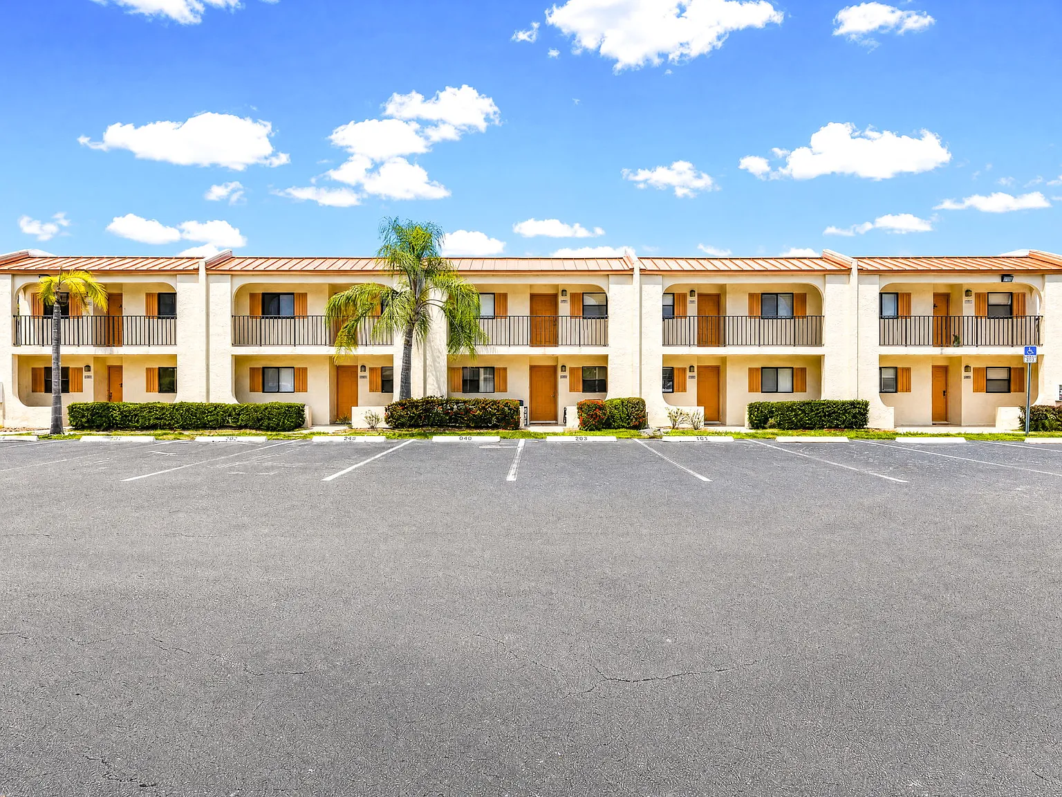 2 bed, 892 sqft, $2,100 — Photo 2