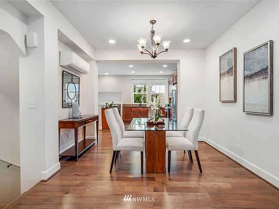4th image of 1318 Williamsburg Walk NE #25.2