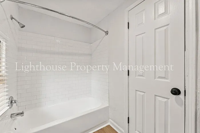 1021 Woodstock Ave — Photo 17