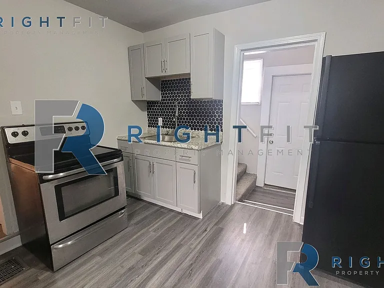 907 8th Ave — Photo 5
