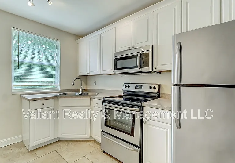 2358 Herschel St #3 — Photo 12