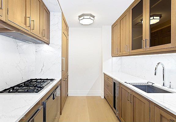 5th image of 30 Park Pl #43C