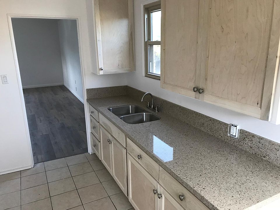 2nd image of 924 W San Marino Ave