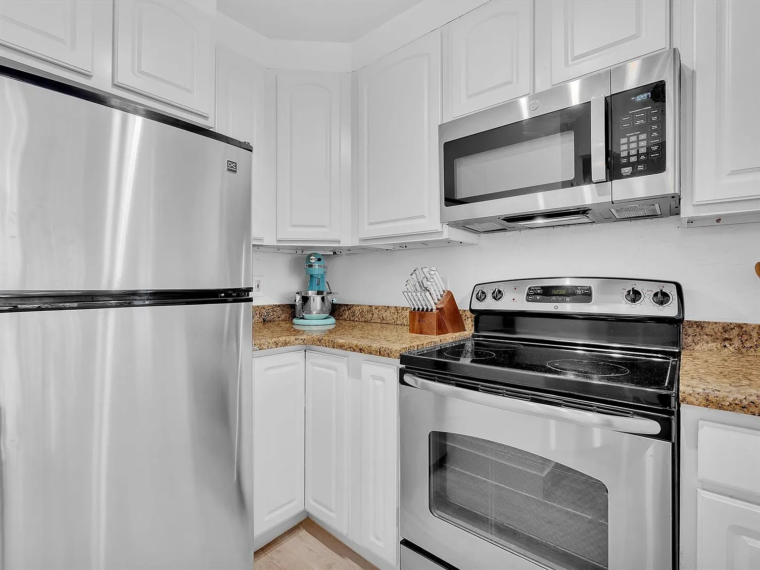 2 bed, 1100 sqft, $2,700 — Photo 2