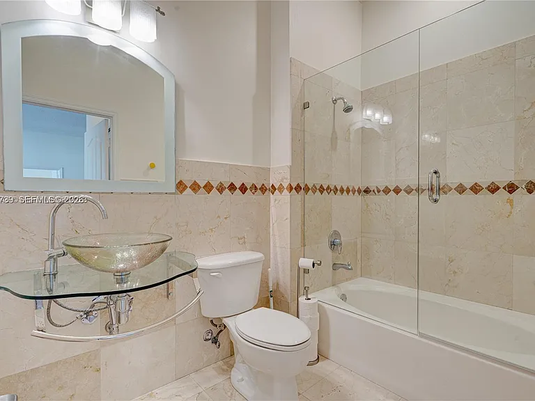 2665 SW 37th Ave #101 — Photo 5