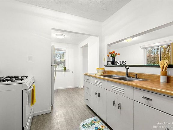 3rd image of 2735 Maplewood Ave