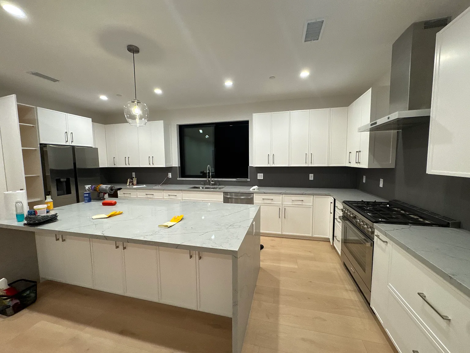 3 bed, 2.5 bath, 1900 sqft, $7,200 — Photo 2