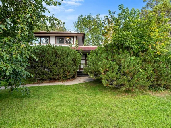 24 SW Mapleglade Close SE, Calgary, AB T2J 2G9